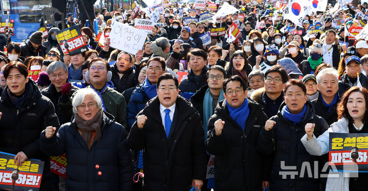 [서울=뉴시스] 박주성 기자 = 22일 오후 서울 종로구 안국역 인근에서 열린 내란종식·헌정수호를 위한 윤석열 파면 촉구 범국민대회에서 민주당 박찬대 원내대표를 비롯한 국회의원들과 윤석열 대통령 탄핵을 촉구하는 시민들이 구호를 외치고 있다. 2025.02.22. park7691@newsis.com