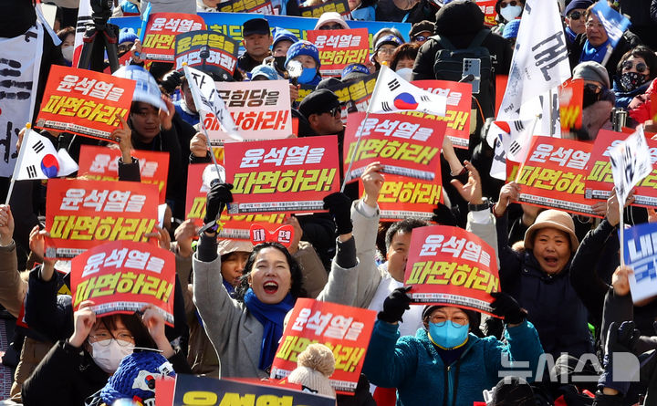 [서울=뉴시스] 박주성 기자 = 22일 오후 서울 종로구 안국역 인근에서 열린 내란종식·헌정수호를 위한 윤석열 파면 촉구 범국민대회에서 민주당 국회의원들과 윤석열 대통령 탄핵을 촉구하는 시민들이 구호를 외치고 있다. 2025.02.22. park7691@newsis.com