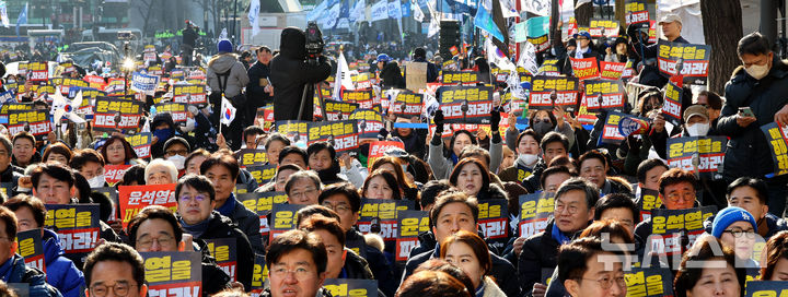 [서울=뉴시스] 박주성 기자 = 22일 오후 서울 종로구 안국역 인근에서 열린 내란종식·헌정수호를 위한 윤석열 파면 촉구 범국민대회에서 민주당 국회의원들과 윤석열 대통령 탄핵을 촉구하는 시민들이 구호를 외치고 있다. 2025.02.22. park7691@newsis.com