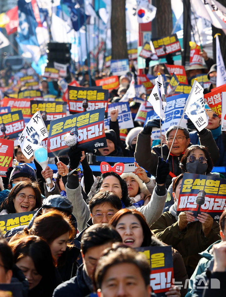 [서울=뉴시스] 박주성 기자 = 22일 오후 서울 종로구 안국역 인근에서 열린 내란종식·헌정수호를 위한 윤석열 파면 촉구 범국민대회에서 민주당 국회의원들과 윤석열 대통령 탄핵을 촉구하는 시민들이 구호를 외치고 있다. 2025.02.22. park7691@newsis.com