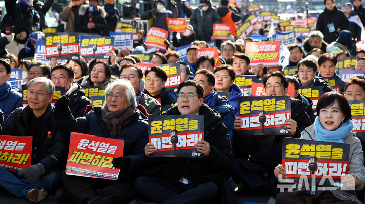 [서울=뉴시스] 박주성 기자 = 22일 오후 서울 종로구 안국역 인근에서 열린 내란종식·헌정수호를 위한 윤석열 파면 촉구 범국민대회에서 민주당 박찬대 원내대표를 비롯한 국회의원들과 윤석열 대통령 탄핵을 촉구하는 시민들이 구호를 외치고 있다. 2025.02.22. park7691@newsis.com