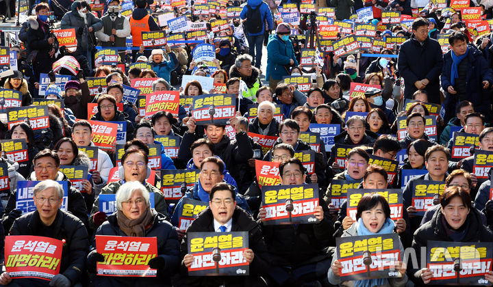 [서울=뉴시스] 박주성 기자 = 22일 오후 서울 종로구 안국역 인근에서 열린 내란종식·헌정수호를 위한 윤석열 파면 촉구 범국민대회에서 민주당 박찬대 원내대표를 비롯한 국회의원들과 윤석열 대통령 탄핵을 촉구하는 시민들이 구호를 외치고 있다. 2025.02.22. park7691@newsis.com