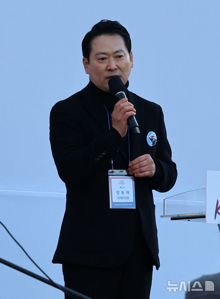 [대전=뉴시스] 이영환 기자 = 장동혁 국민의힘 의원이 22일 오후 대전 서구 대전시청 앞 보라매공원에서 세이브코리아가 주최한 국가비상기도회에서 발언을 하고 있다. 2025.02.22. 20hwan@newsis.com