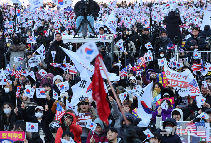 [대전=뉴시스] 이영환 기자 = 22일 오후 대전 서구 대전시청 앞 보라매공원에서 세이브코리아가 주최한 국가비상기도회에서 참석자들이 태극기를 흔들고 있다. 2025.02.22. 20hwan@newsis.com