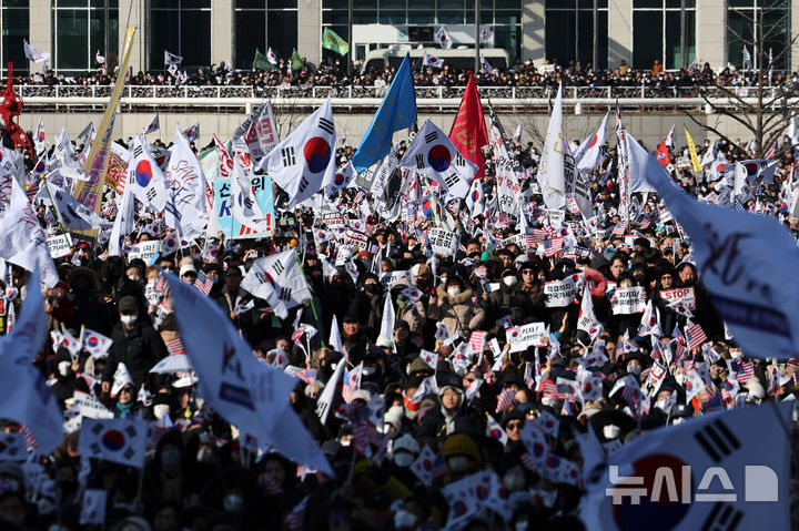 [대전=뉴시스] 이영환 기자 = 22일 오후 대전 서구 대전시청 앞 보라매공원에서 세이브코리아가 주최한 국가비상기도회에서 참석자들이 태극기를 흔들고 있다. 2025.02.22. 20hwan@newsis.com