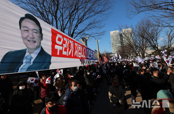 [대전=뉴시스] 이영환 기자 = 22일 오후 대전 서구 대전시청 앞 보라매공원에서 세이브코리아가 주최한 국가비상기도회에서 참석자들이 태극기를 흔들고 있다. 2025.02.22. 20hwan@newsis.com