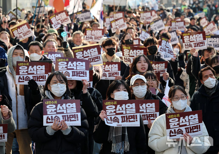 [대전=뉴시스] 이영환 기자 = 22일 오후 대전 서구 은하수네거리에서 열린 윤석열 대통령 탄핵 촉구 집회에서 참석자들이 구호를 외치고 있다. 2025.02.22. 20hwan@newsis.com