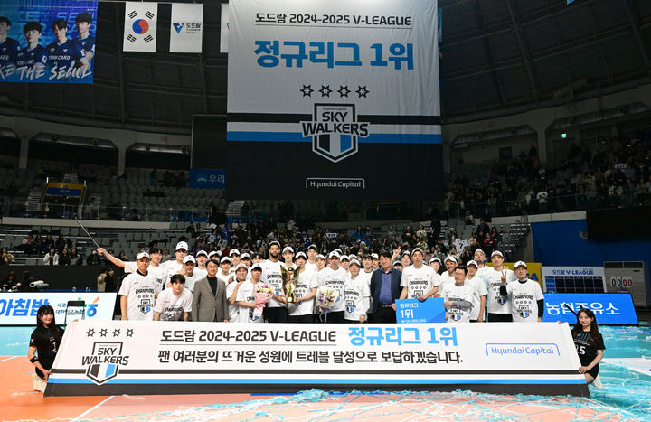 [서울=뉴시스] 황준선 기자 = 22일 오후 서울 중구 장충체육관에서 열린 2024-2025 V-리그 남자부 우리카드와 현대캐피탈의 경기에서 승리하며 정규리그 1위를 확정지은 현대캐피탈 선수들이 트로피를 들어올리며 기뻐하고 있다. (사진=한국배구연맹 제공) 2025.02.22. photo@newsis.com *재판매 및 DB 금지