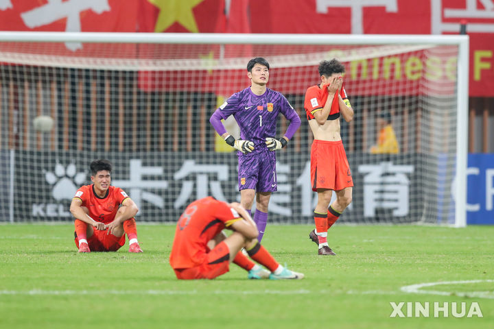 [선전=신화/뉴시스] 2025 아시아축구연맹(AFC) 20세 이하(U-20) 아시안컵 8강전에서 사우디아라비아에 패배한 뒤 좌절한 중국 선수단. 2025.02.22.