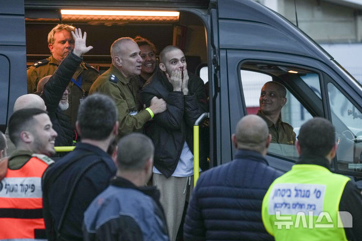 [페타티크바=AP/뉴시스] 지난 2월 22일 가자지구에서 석방된 이스라엘 인질 오메르 웬케르트가 이스라엘의 페타 티크바에 도착하고 있다. 2025.02.27.