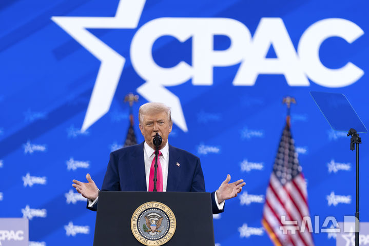 [옥슨힐=AP/뉴시스] 도널드 트럼프 대통령은 22일(현지 시간) 미국 메릴랜드주 옥슨힐에서 열린 보수정치행동회의(CPAC) 연례행사에서 연설하고 있다. 그는 70여분에 걸쳐 행한 연설에서 취임 1개월여 동안 실행한 다양한 정책과 그 진전을 열거했다. 2025.02.23