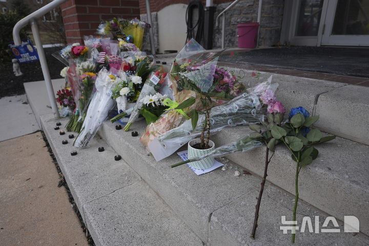 [요크( 미 펜실베이니아주)=AP/뉴시스] 미국 펜실베이니아주 요크 시내의 병원에서 일어난 총격사건으로 경찰관한 명이 숨진 웨스트 요크 경찰서 앞에 2월 22일시민들이 가져다 놓은 애도의 꽃다발들.&nbsp; 2025. 02. 23.&nbsp; 