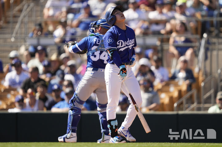 [피닉스=AP./뉴시스] LA 다저스 김혜성이 23일(한국 시간) 미국 애리조나주 글렌데일의 캐멀백랜치에서 열린 캔자스시티 로열스와의 2025 메이저리그(MLB) 시범경기에 7번 타자 유격수로 선발 출장해 1회말 삼진으로 물러난 뒤 아쉬워하고 있다. 2025.02.23.