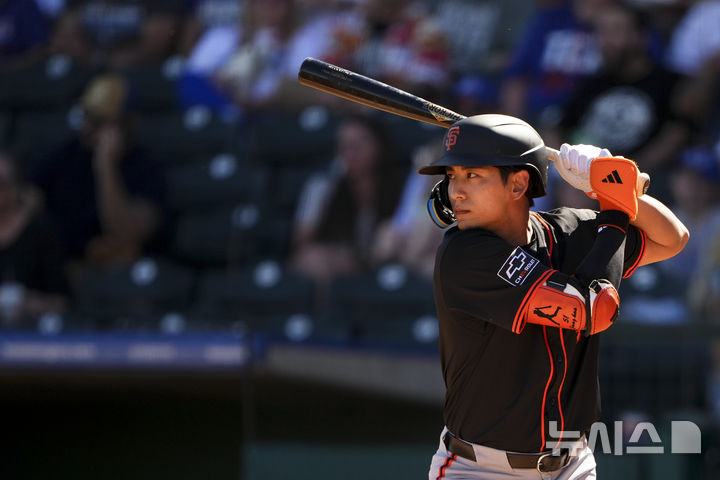 [서프라이즈=AP/뉴시스] 샌프란시스코 자이언츠 이정후가 23일(한국 시간) 미국 애리조나주 서프라이즈 스타디움에서 열린 텍사스 레인저스와의 2025 메이저리그 시범경기에서 1회초 첫 타격에 임하고 있다. 2025.02.23.