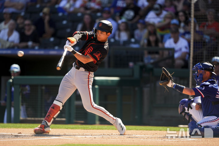 [서프라이즈=AP/뉴시스] 샌프란시스코 자이언츠의 이정후가 22일(현지 시간) 미 애리조나주 서프라이즈 스타디움에서 열린 텍사스 레인저스와 시범 경기 1회 초 안타를 치고 있다. 이정후는 3번 중견수로 선발 출장해 3타수 1안타 1삼진을 기록했고 샌프란시스코는 6-1로 승리했다. 2025.02.23.