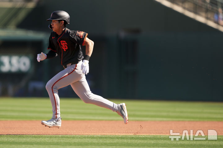 [서프라이즈=AP/뉴시스] 샌프란시스코 자이언츠의 이정후가 22일(현지 시간) 미 애리조나주 서프라이즈 스타디움에서 열린 텍사스 레인저스와 시범 경기 1회 초 안타 후 1루로 달리고 있다. 이정후는 3번 중견수로 선발 출장해 3타수 1안타 1삼진을 기록했고 샌프란시스코는 6-1로 승리했다. 2025.02.23.