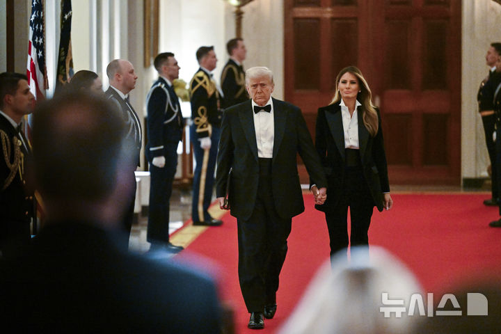 [워싱턴=AP/뉴시스]도널드 트럼프 미국 대통령과 그 배우자인 멜라니아 여사가 지난 22일(현지 시간) 백악관에서 열린 주지사 리셉션에 턱시도를 맞춰 입고 등장했다. 2025.02.24.
