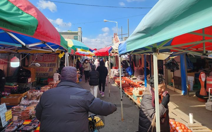 [광주=뉴시스] 18일 오후 광주 광산구 송정5일시장을 향하는 길 양 옆에 노점이 즐비하게 늘어서 있다. 2025.02.18. hyein0342@newsis.com *재판매 및 DB 금지