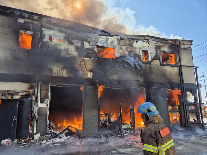 [천안=뉴시스] 지난 22일 낮 12시25분께 충남 천안시 서북구 입장면 홍천리 2층 건물에서 불이 나 불길과 연기가 피어 오르고 있다. (사진=천안서북소방서 제공) 2025.02.23. photo@newsis.com *재판매 및 DB 금지