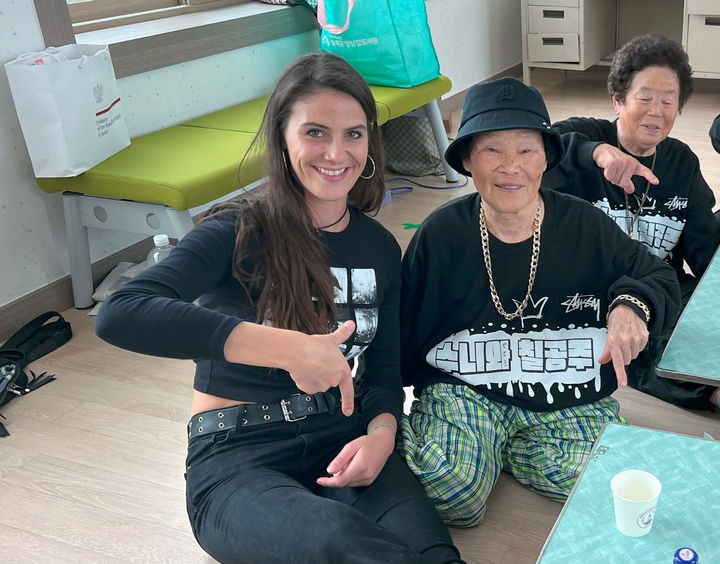 [칠곡=뉴시스] 스카프리카 감독이 수니와칠공주 할머니들과 기념사진을 찍고 있다 (사진=칠곡군 제공) 2025.02.23 photo@newsis.com *재판매 및 DB 금지