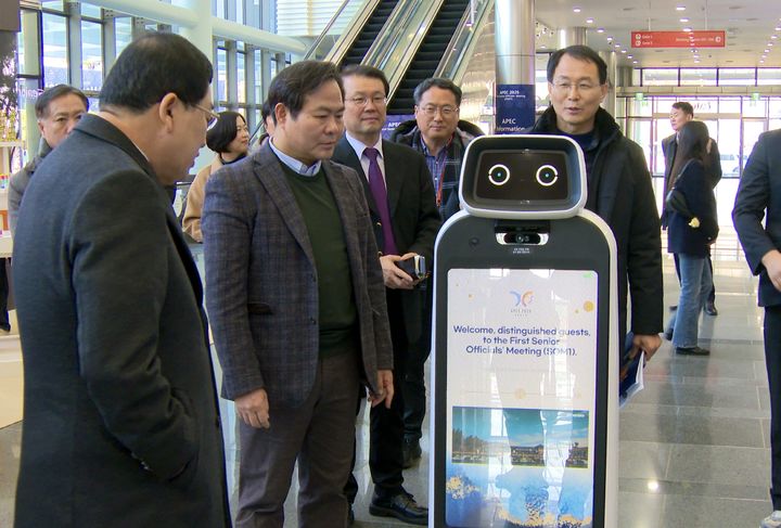 [안동=뉴시스] 김학홍 경북도 행정부지사(왼쪽 두번째)가 지난 22일 SOM1이 개최되는 HICO에 설치된 AI 기반 안내 서비스 기기를 점검하고 있다. (사진=경북도 제공) 2025.02.23. photo@newsis.com *재판매 및 DB 금지