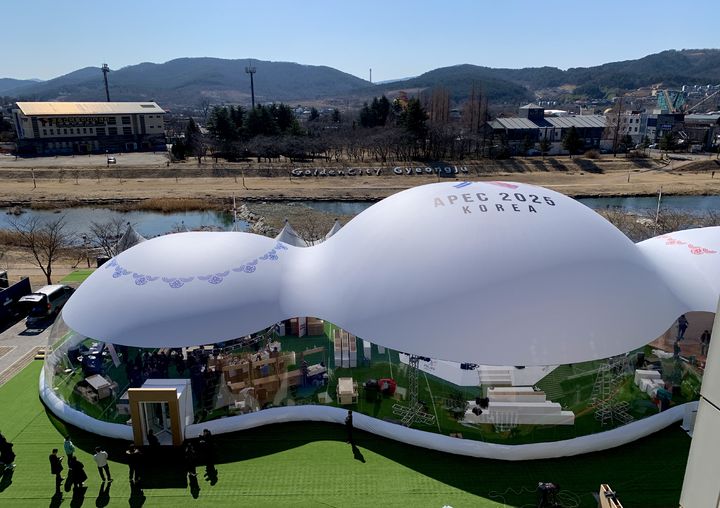 [안동=뉴시스] HICO 야외전시장 만남의 마당에 설치된 투명에어돔. (사진=경북도 제공) 2025.02.23. photo@newsis.com *재판매 및 DB 금지