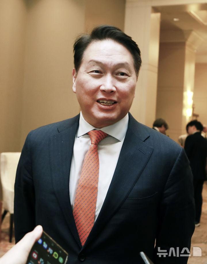 [워싱턴=뉴시스]이윤희 특파원 = 도널드 트럼프 미국 행정부 출범 이후 처음으로 민간 경제사절단을 이끌고 미국을 찾은 최태원 SK그룹 겸 대한상공회의소(대한상의) 회장이 지난 21일(현지 시간) 미국 워싱턴DC에서 열린 최종원학술원의 '트랜스 퍼시픽 다이얼로그(TPD) 2025'에 참석한 후 특파원들과 만나 질문에 답하고 있다. (사진=워싱턴공동취재단). 2025.02.23.