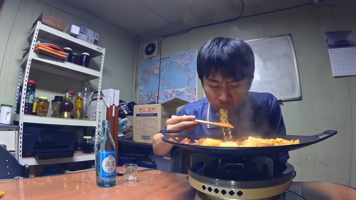 [서울=뉴시스] 지난해 1월 올린 '쓸쓸한 공장, 혼자 하는 회식'이라는 제목의 영상 조회수가 최근 약 358만회를 돌파했다.&nbsp; (사진= 유튜브 '퇴근남 유경우' 캡처 ) 2025.02.23. photo@newsis.com *재판매 및 DB 금지