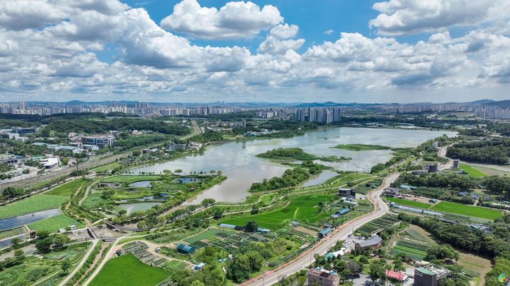 [수원=뉴시스] 의왕 왕송저수지. (사진=경기도 제공) 2025.02.23. photo@newsis.com *재판매 및 DB 금지