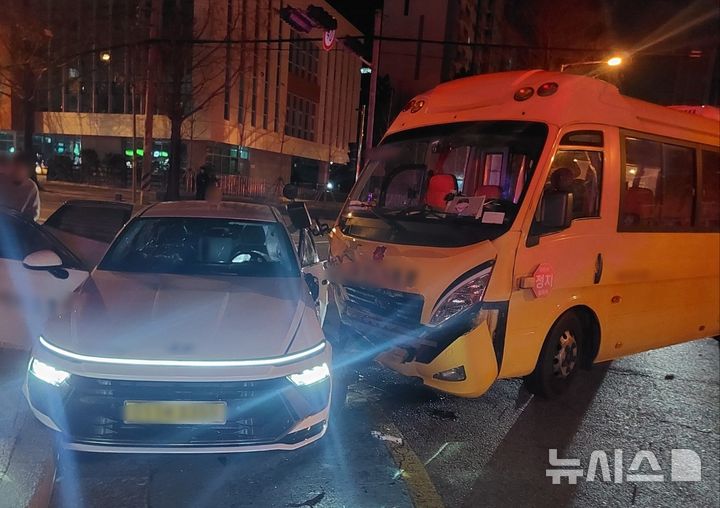 [김해=뉴시스]김해 교차로 교통사고. (사진=독자 제공). 2025.2.23. photo@newsis.com