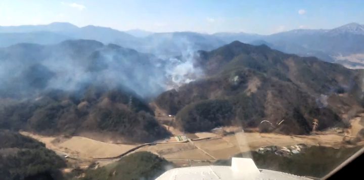 [성주=뉴시스] 23일 오전 10시49분께 경상북도 성주군 수륜면 작은리 163-2 일원에서 산불이 발생했다. (사진 = 경북소방본부 제공) 2025.02.23. photo@newsis.com *재판매 및 DB 금지