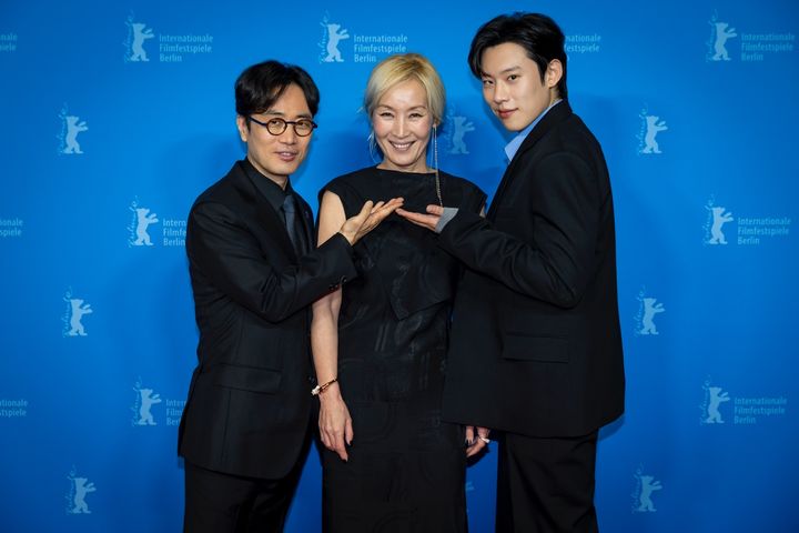 [서울=뉴시스] 제75회 베를린국제영화제 베를리날레 스페셜(Berlinale Special) 섹션에 영화 '파과'가 초청됐다. 사진은 민규동 감독(왼쪽부터), 이혜영, 김성철. (사진=NEW, © Richard Hübner / Berlinale 2025 제공) 2025.02.23. photo@newsis.com *재판매 및 DB 금지
