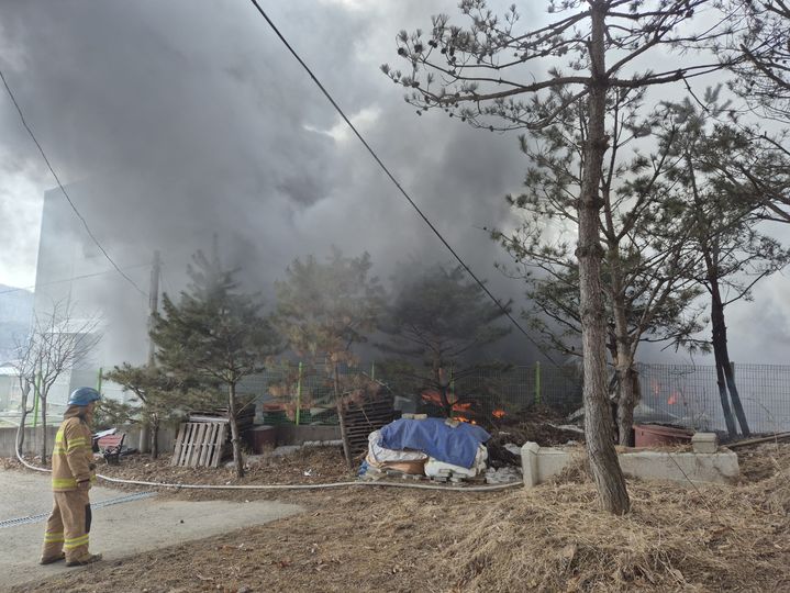 [용인=뉴시스] 화재현장. (사진=경기도소방재난본부 제공) 2025.02.23. photo@newsis.com *재판매 및 DB 금지
