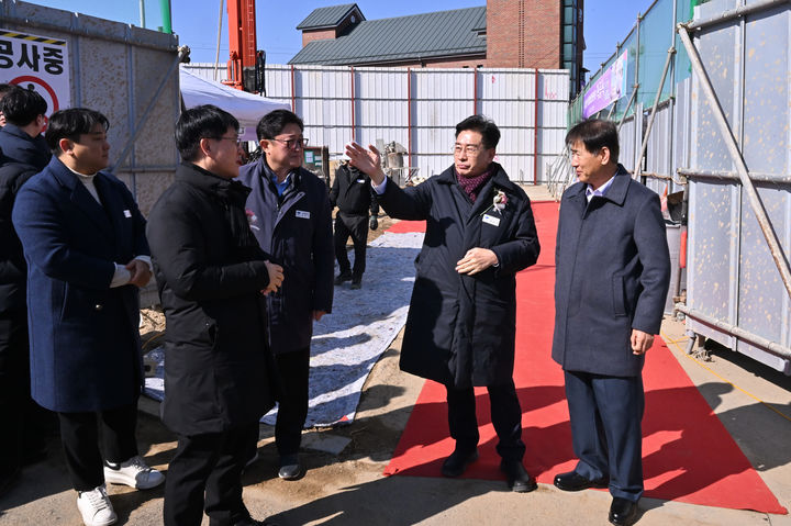 전진선 양평군수가 개군면 거점활성화센터 착공식에 참석해 현장을 둘러보고 있다. (사진=양평군 제공) photo@newsis.com *재판매 및 DB 금지
