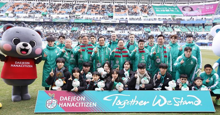 [대전=뉴시스]23일 대전월드컵경기장에서 열린 K리그1 대전 홈 개막식에 이장우 대전시장을 비롯해 함영주 하나금융그룹 회장 등 대전하나시티즌 구단 관계자들이 참석해 개막을 축하했다. (사진=대전시 제공) 2025. 02. 23 photo@newsis.com *재판매 및 DB 금지