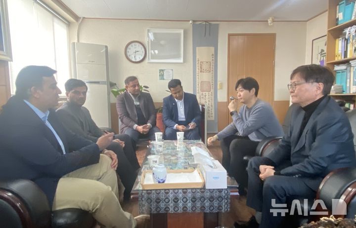 [창원=뉴시스]경남이주민센터 이철승(오른쪽 첫 번째) 대표가 23일 오후 센터 대표실에서 주한 파키스탄대사관 알리 와까스 말릭(왼쪽 첫 번째) 대사대리 등과 환담하고 있다.(사진=경남이주민센터 제공) 2025.02.23. photo@newsis.com