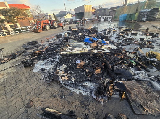 [서산=뉴시스] 23일 오후 5시26분께 충남 서산시 고북면 양천리 공영주차장에 세워진 카라반에서 불이 나 해당 카라반과 내부 물품 등이 모두 탔다. (사진=서산소방서 제공) 2025.02.23. photo@newsis.com *재판매 및 DB 금지