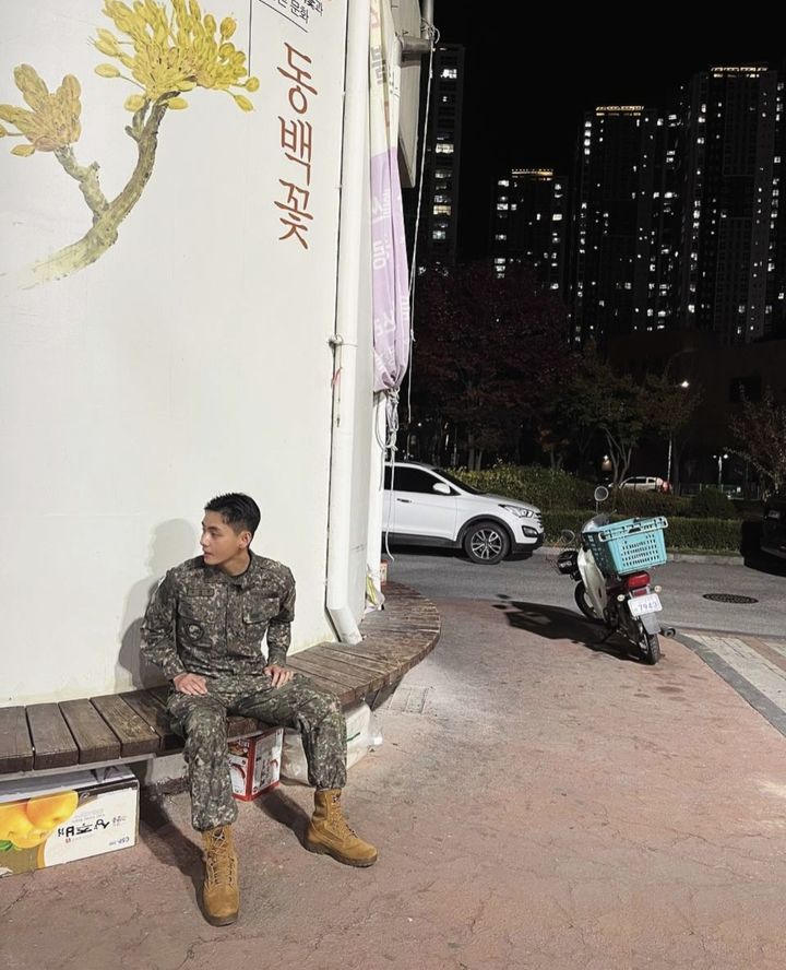 [서울=뉴시스]  글로벌 슈퍼 그룹 '방탄소년단'(BTS) 멤버 뷔가 근황을 공개했다. (사진=뷔 인스타그램 캡처) 2025.02.23. photo@newsis.com *재판매 및 DB 금지