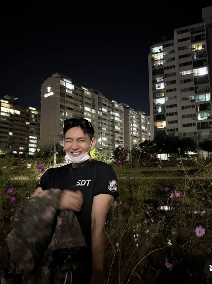 [서울=뉴시스]  글로벌 슈퍼 그룹 '방탄소년단'(BTS) 멤버 뷔가 근황을 공개했다. (사진=뷔 인스타그램 캡처) 2025.02.23. photo@newsis.com *재판매 및 DB 금지