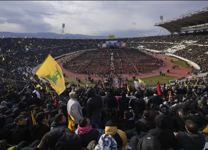 [베이루트=AP/뉴시스] 23일 레바논 베이루트 '스포츠 시티 스타디움'에서 열린 헤즈볼라 지도자 하산 나스랄라 장례 장례식에 노란색 레즈볼라기를 든 지지자들이 가득 모여있다.2025.02.23. *재판매 및 DB 금지