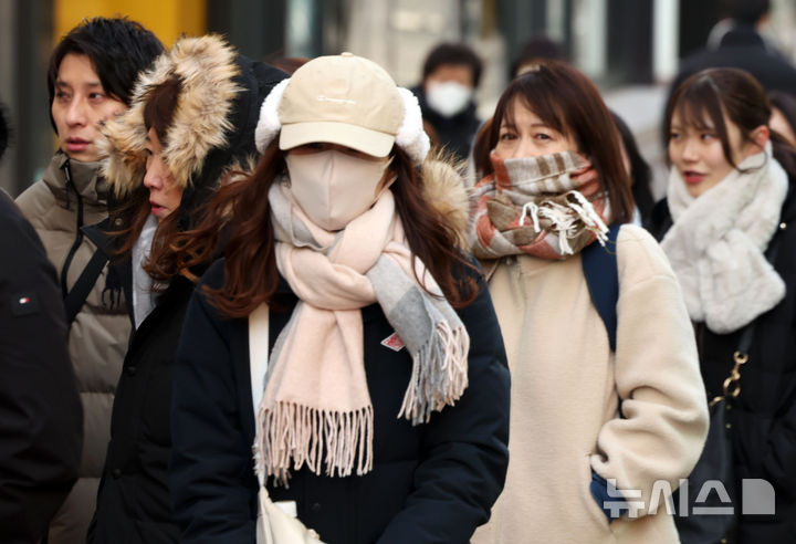 [서울=뉴시스] 홍효식 기자 = 서울 아침 최저기온이 영하 6도 등 추위가 이어지는 23일 오전 서울 중구 명동을 찾은 관광객들이 매장 오픈을 기다리고 있다. 2025.02.23. yesphoto@newsis.com