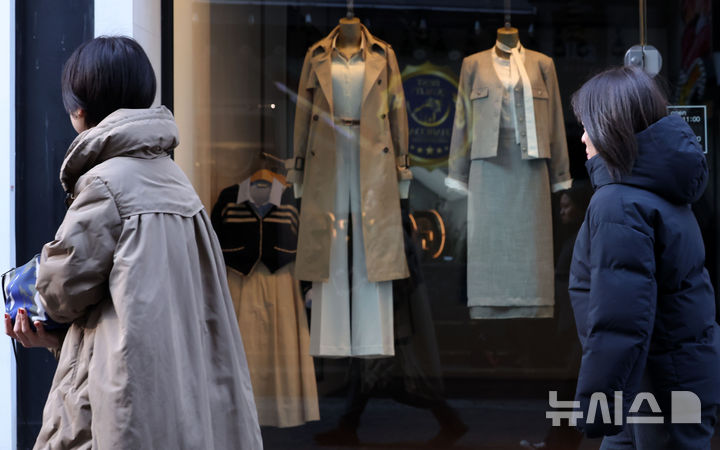 [서울=뉴시스] 홍효식 기자 = 서울 중구 명동을 찾은 관광객들이 패딩을 입고 발걸음을 재촉하고 있다. 2025.02.23. yesphoto@newsis.com