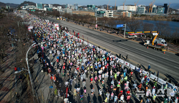 [대구=뉴시스] 대구 수성구 대구스타디움에서 열린 ‘2025 대구마라톤대회’에서 참가자들이 힘차게 출발하고 있다. 뉴시스DB. 2026.02.19. photo@newsis.com