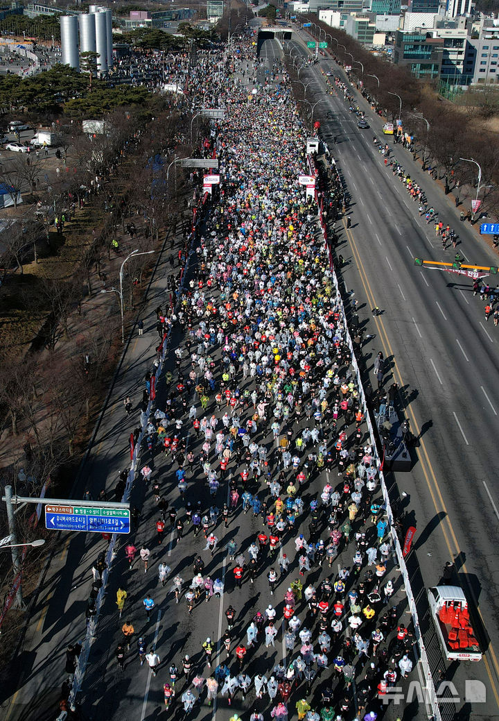 [대구=뉴시스] 이무열 기자 = 23일 오전 대구 수성구 대구스타디움에서 열린 ‘2025 대구마라톤대회’에서 참가자들이 힘차게 출발하고 있다. 2025.02.23. lmy@newsis.com
