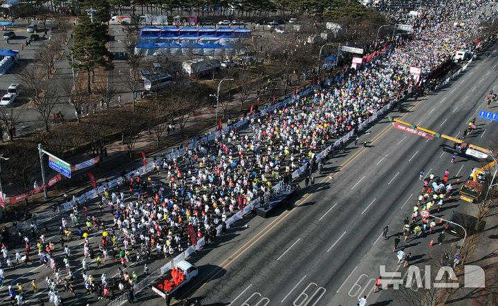 [대구=뉴시스] 이무열 기자 = 23일 오전 대구 수성구 대구스타디움에서 열린 ‘2025 대구마라톤대회’에서 참가자들이 힘차게 출발하고 있다. 2025.02.23. lmy@newsis.com