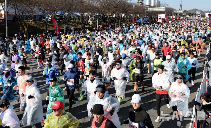 [대구=뉴시스] 이무열 기자 = 23일 오전 대구 수성구 대구스타디움에서 열린 ‘2025 대구마라톤대회’에서 참가자들이 힘차게 출발하고 있다. 2025.02.23. lmy@newsis.com