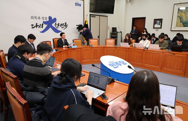 [서울=뉴시스] 권창회 기자 = 김민석 더불어민주당 최고위원이 23일 오전 서울 여의도 국회에서 기자간담회를 열고 발언하고 있다. 2025.02.23. kch0523@newsis.com