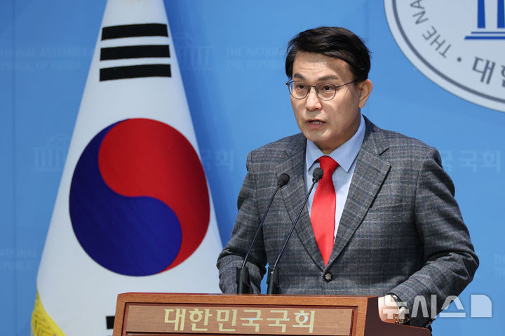 [서울=뉴시스] 권창회 기자 = 윤상현 국민의힘 의원이 23일 오전 서울 여의도 국회 소통관에서 열린 공수처 진상조사 촉구 기자회견에서 발언하고 있다. 2025.02.23. kch0523@newsis.com