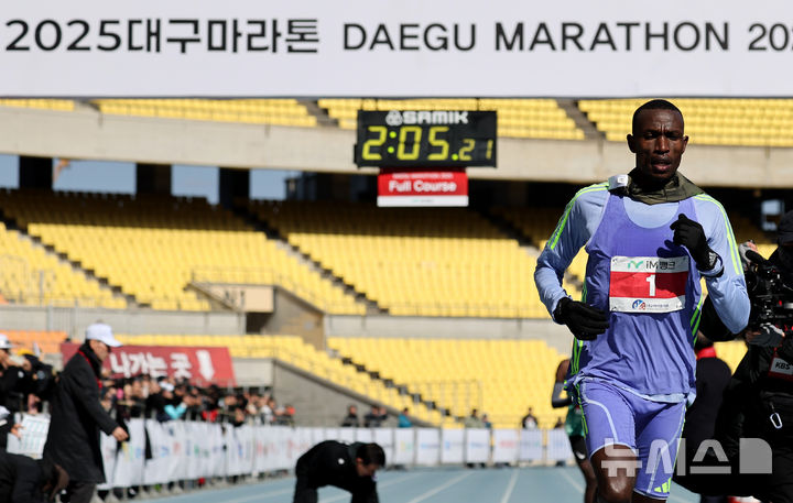 [대구=뉴시스] 이무열 기자 = 게브리엘 제럴드 게이(탄자니아)가 23일 대구 수성구 대구스타디움에서 열린 ‘2025 대구마라톤대회’에서 2시간 5분 21초의 기록으로 대회 신기록을 세우며 결승선을 통과하고 있다. 2025.02.23. lmy@newsis.com