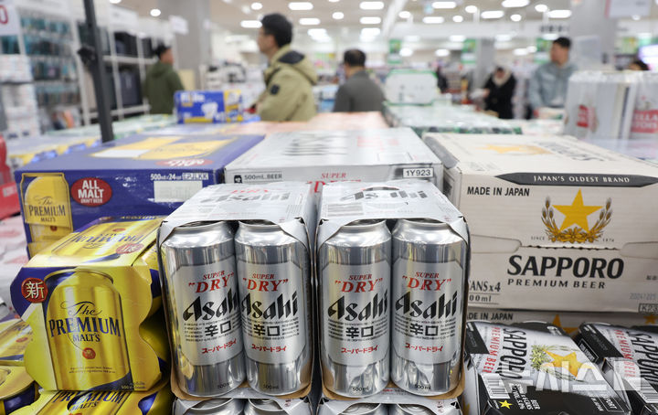 [서울=뉴시스] 김선웅 기자 = 서울 소재 유통매장에서 아사히 맥주 제품이 판매되고 있다. 2025.02.23. mangusta@newsis.com